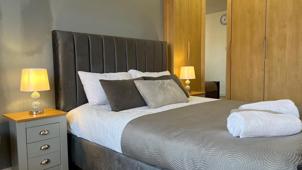Oldham Apartment | 1 Bed Flat - Sleeps 2 - Parking - Wifi