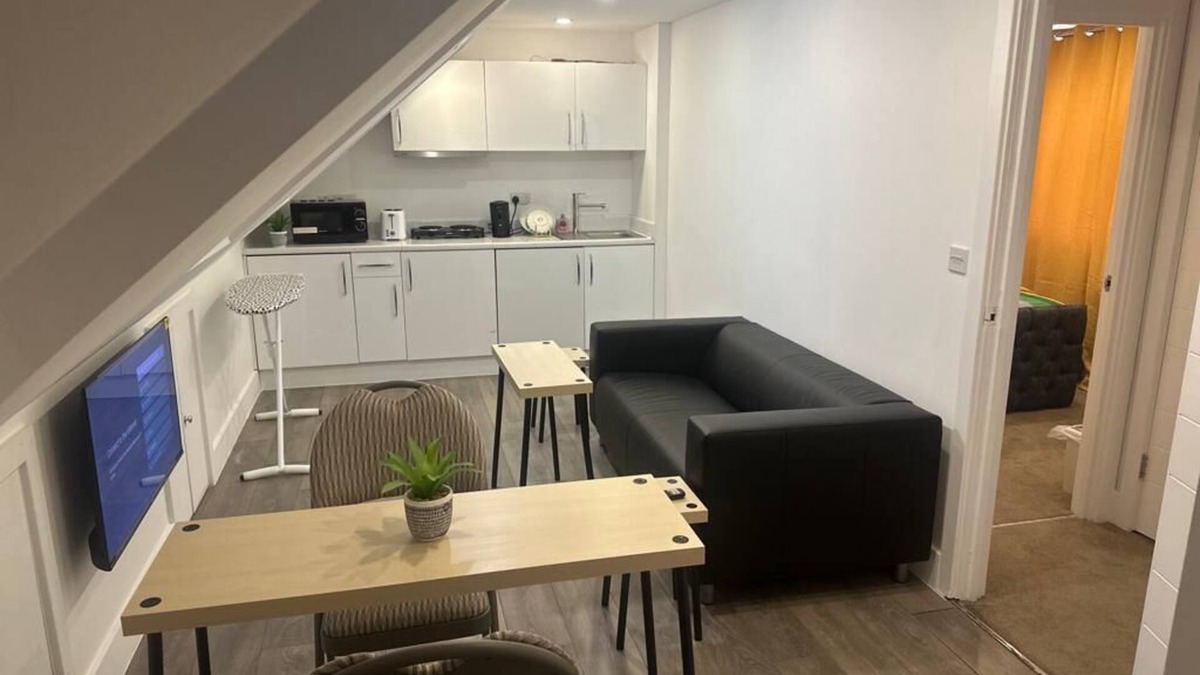 Kidbrooke with Hornfair Apartment | 1 Bed Flat - Sleeps 2 - Pets - Garden - Parking