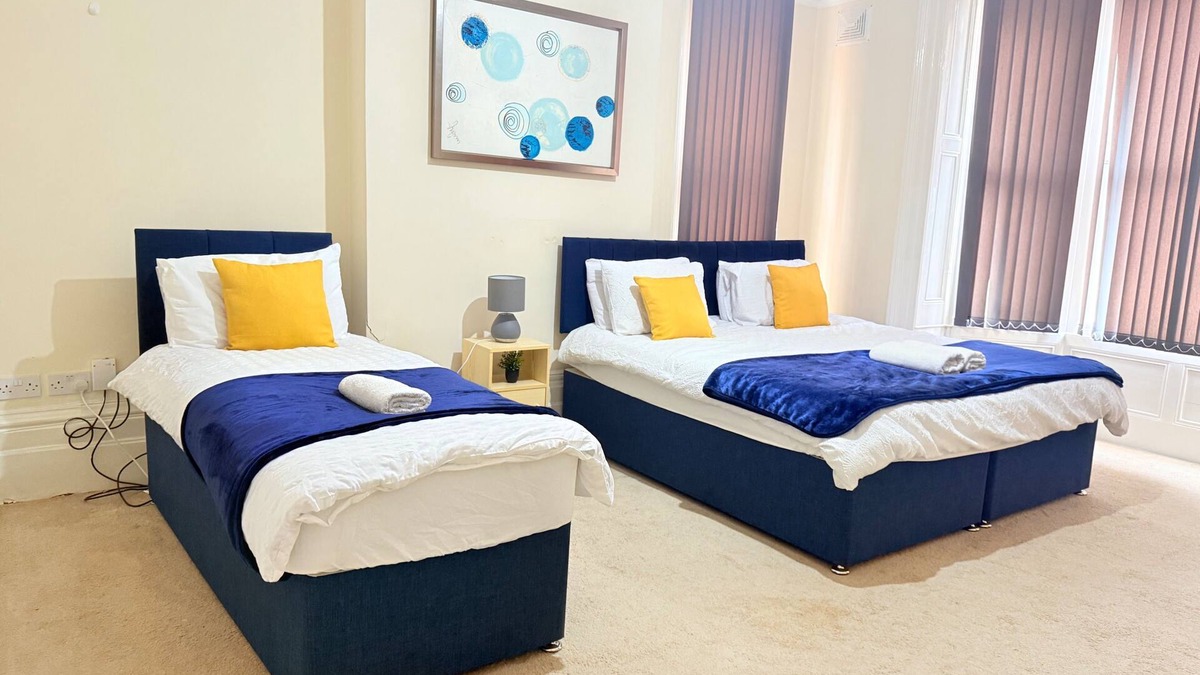 Oadby Apartment | 1 Bed Flat - Sleeps 5 - Parking - Wifi