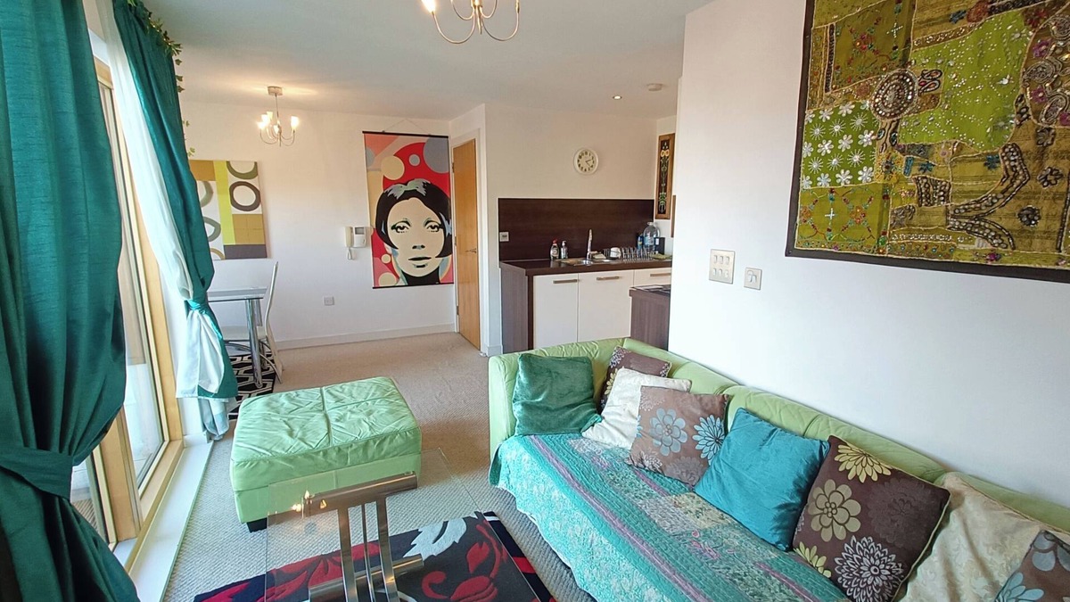 Cheetham Hill Apartment | 1 Bed Flat - Sleeps 5 - Pets - Garden - Parking