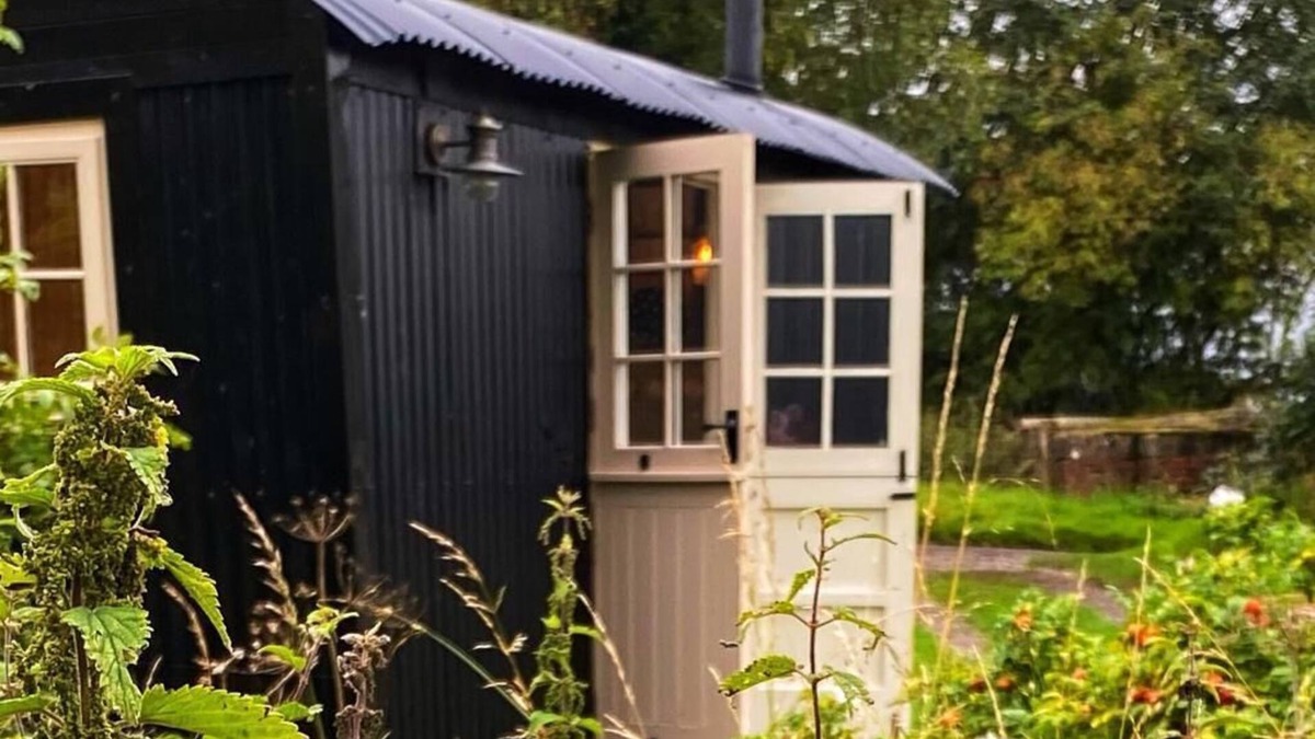 Lemington Cabin | 1 Bed Glamping Hut - Firepit, Fireplace, Views