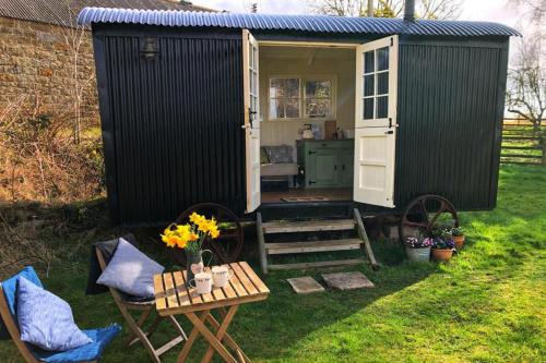 Crawcrook House | 1 Bed Glamping Hut - Firepit Fireplace Views