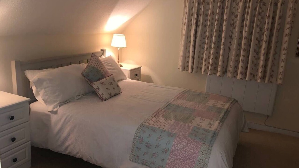 Auchengray House | 1 Bed House - Central, Free Parking, Wifi