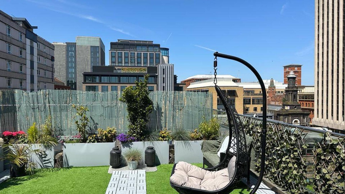 The Westside Apartment | 1 Bed Penthouse - Hot Tub - Roof Terrace - Parking