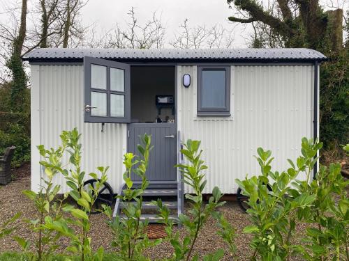 Corofin Ski Chalet | 1 Bed Pod - Sleeps 2 - Pets - Garden - Parking