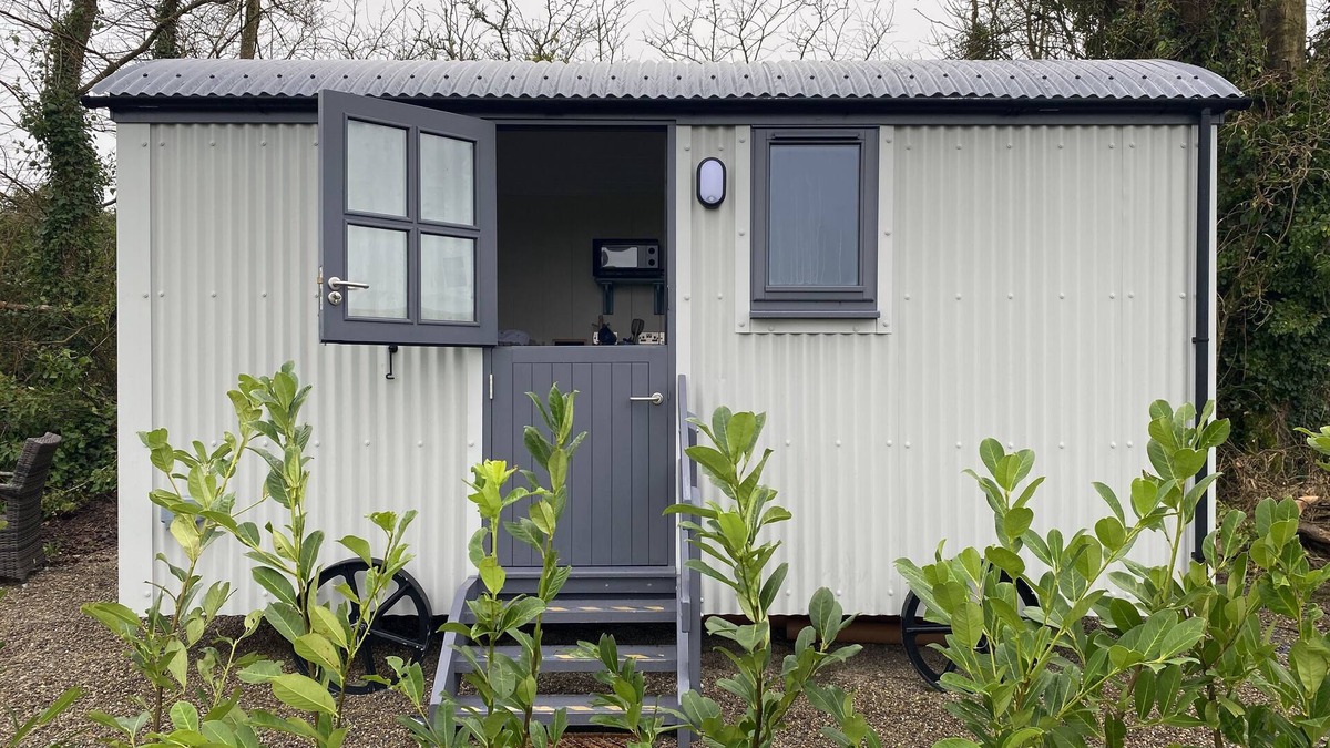 Corofin Ski Chalet | 1 Bed Pod - Sleeps 2 - Pets - Garden - Parking
