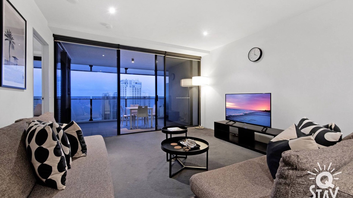 Surfers Paradise Apartment | 1 Bed + Study, Ocean View Unit - Circle on Cavill