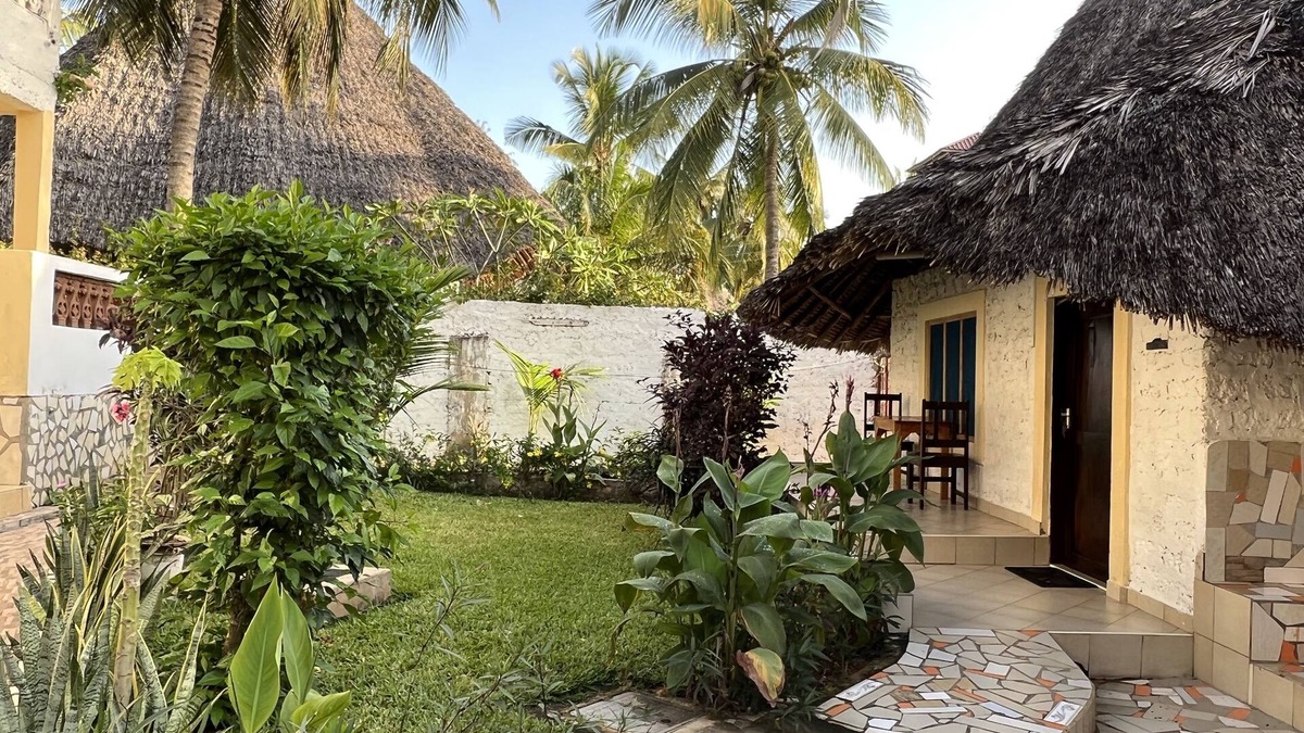 Galu Beach Villa | 1 Bed Villa - Sleeps 2 - Parking - Wifi