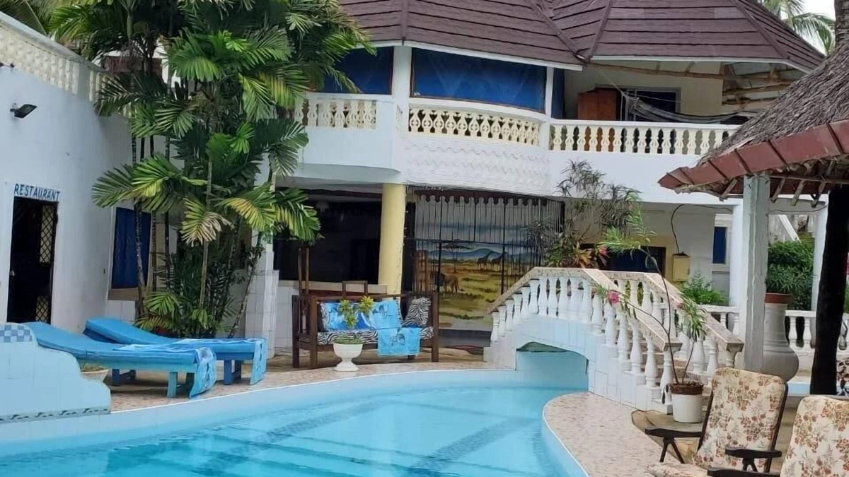 Galu Beach Villa | 1 Bed Villa - Sleeps 2 - Wifi - Parking - Smoking