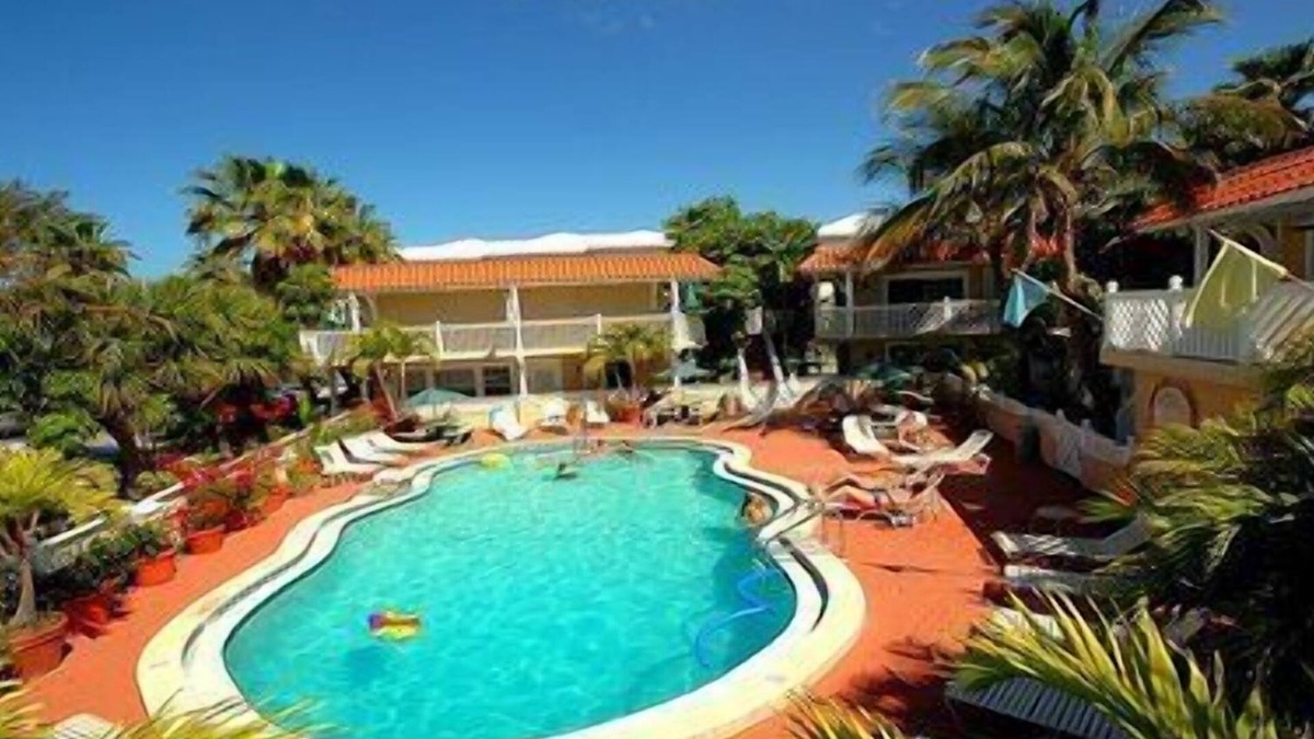 Bradenton Beach Hotel | 1 Bedroom 1 bathroom. 1st floor. Pet Friendly. Small/Medium Dogs. NO CATS