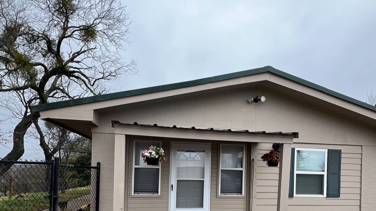 Eastland Apartment | 1 bedroom, 1 bath apartment in delightful Eastland.nCozy, quiet, and nice view.