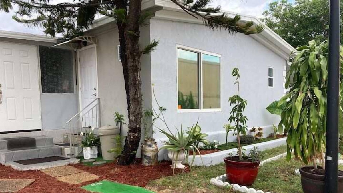 Davie Apartment | 1 Bedroom 700983 by Houzlet