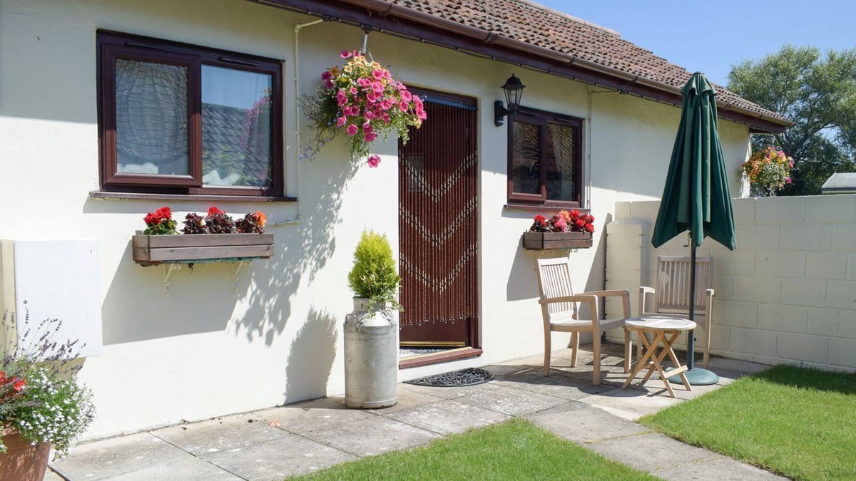 Weston-super-Mare Cottage | 1 bedroom accommodation in Lympsham, near Weston-super-Mare