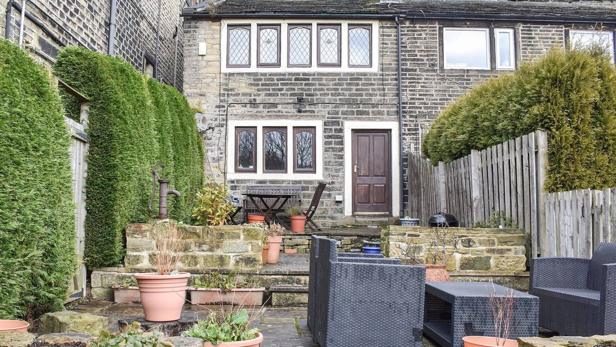 Ainley Top Cottage | 1 bedroom accommodation in Golcar, near Holmfirth