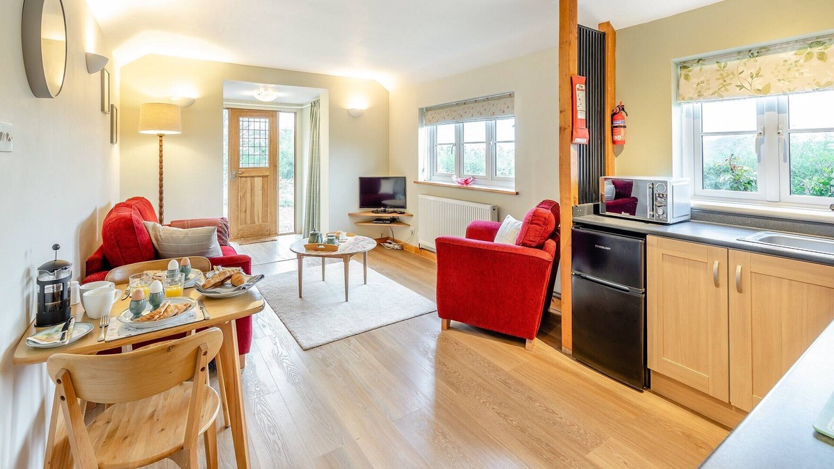 Hay-on-Wye Cabin | 1 bedroom accommodation in Ridgeway Cross, near Malvern