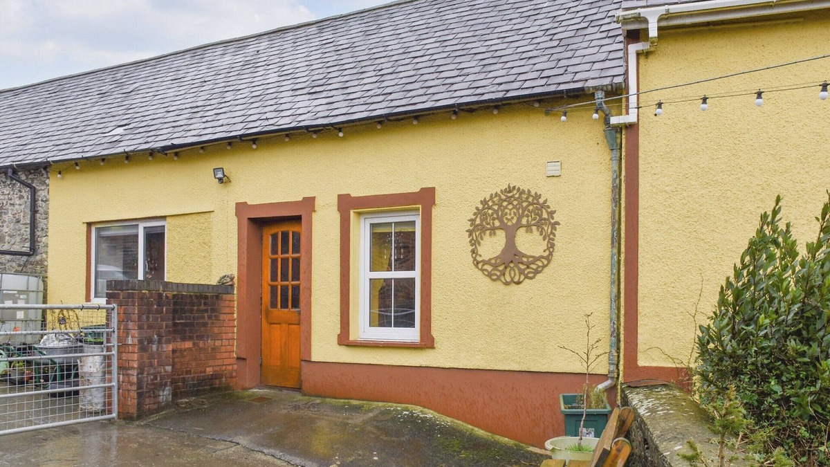 Pentrefelin Cottage | 1 bedroom accommodation in Llanfynydd