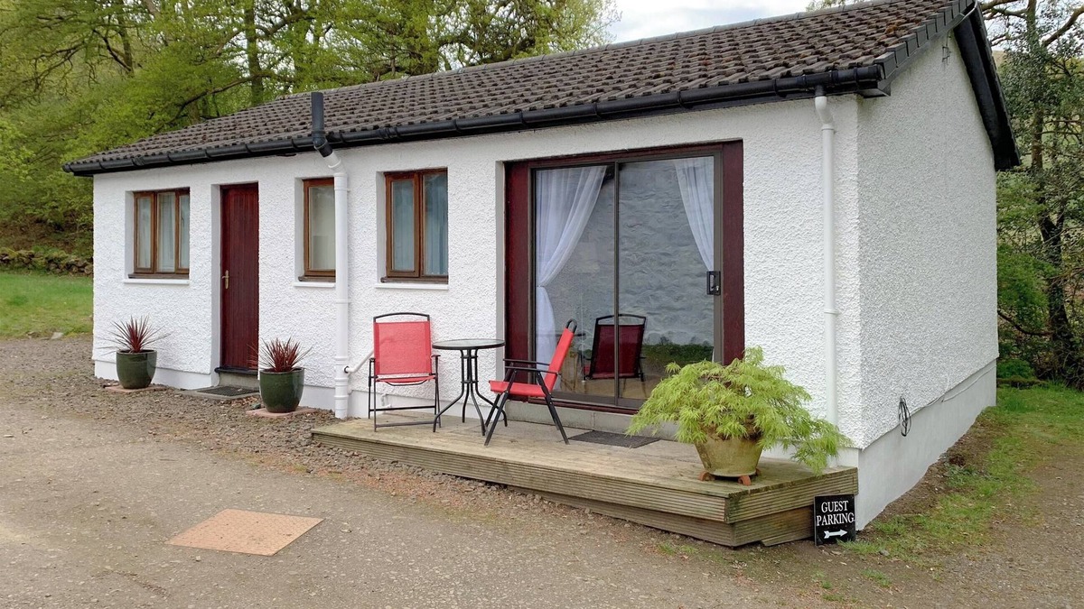 Alexandria Cottage | 1 bedroom accommodation in Arden, near Helensburgh