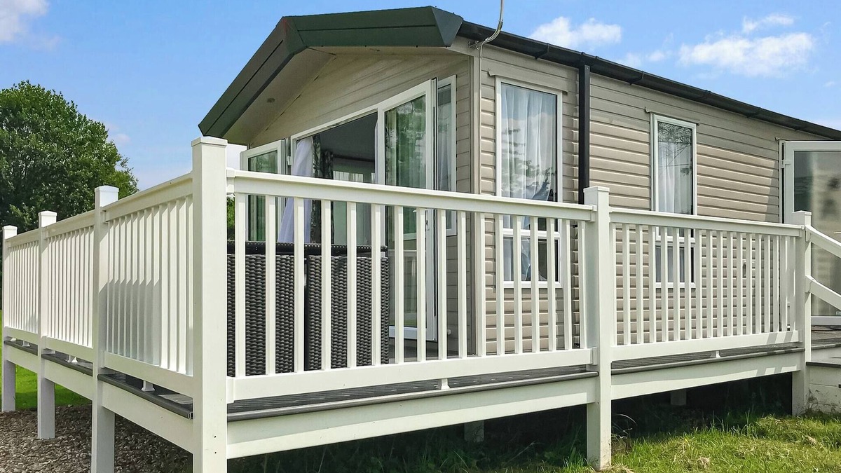 Hoddesdon Ski Chalet | 1 bedroom accommodation in Hoddesdon