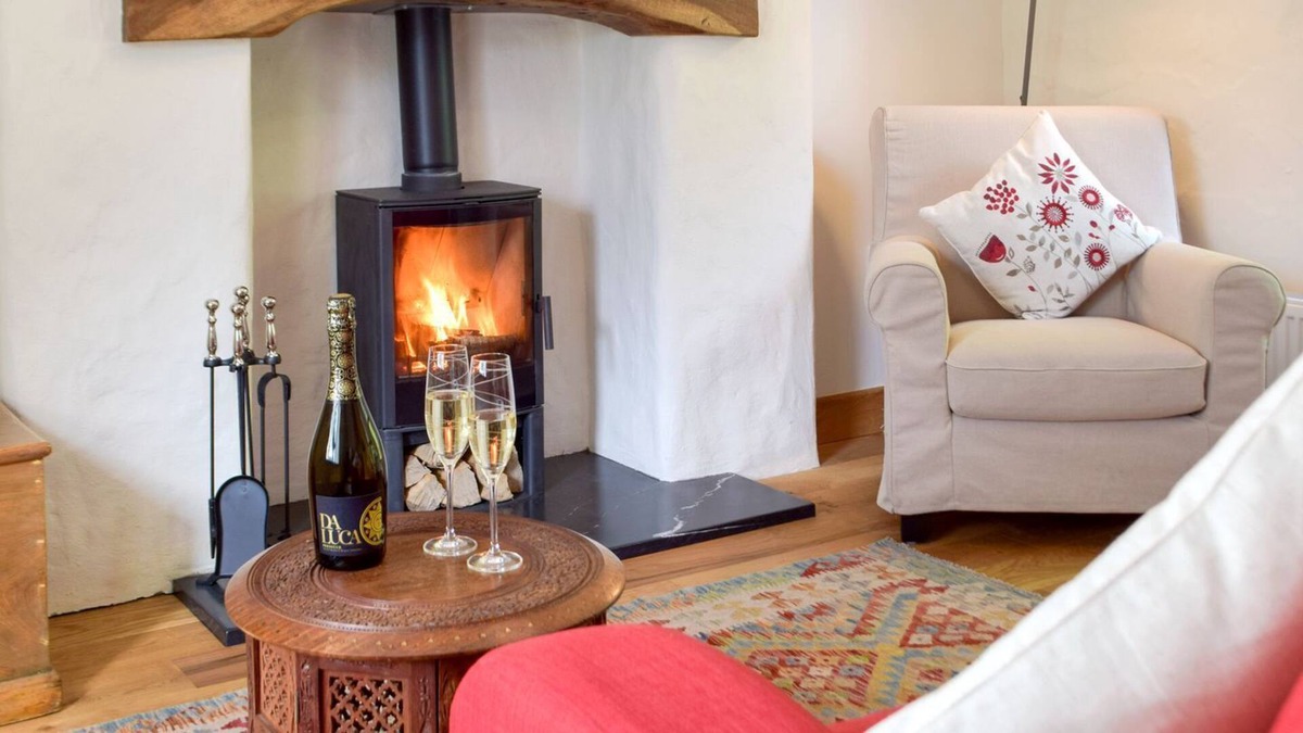 Llanybri Cottage | 1 bedroom accommodation in Meidrim, near Carmarthen