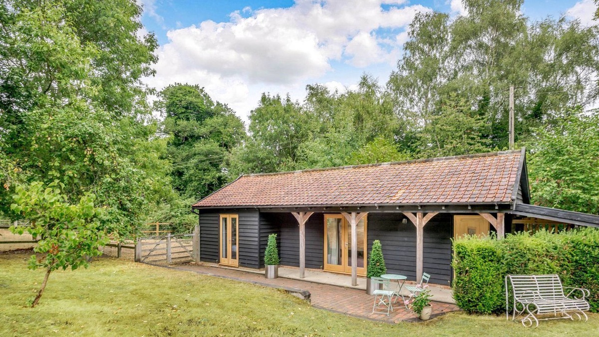 Stoke Holy Cross Cottage | 1 bedroom accommodation in Dunston, near Norwich