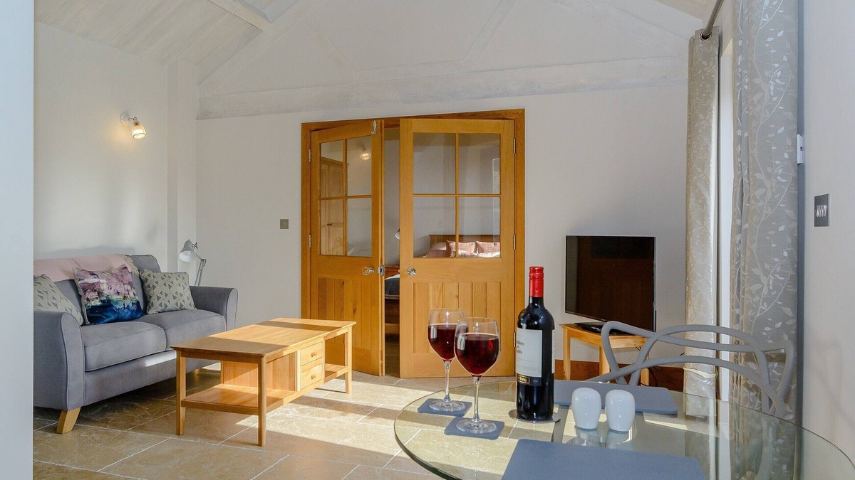 Broad Town Cottage | 1 bedroom accommodation in Thornhill, near Royal Wootton Bassett