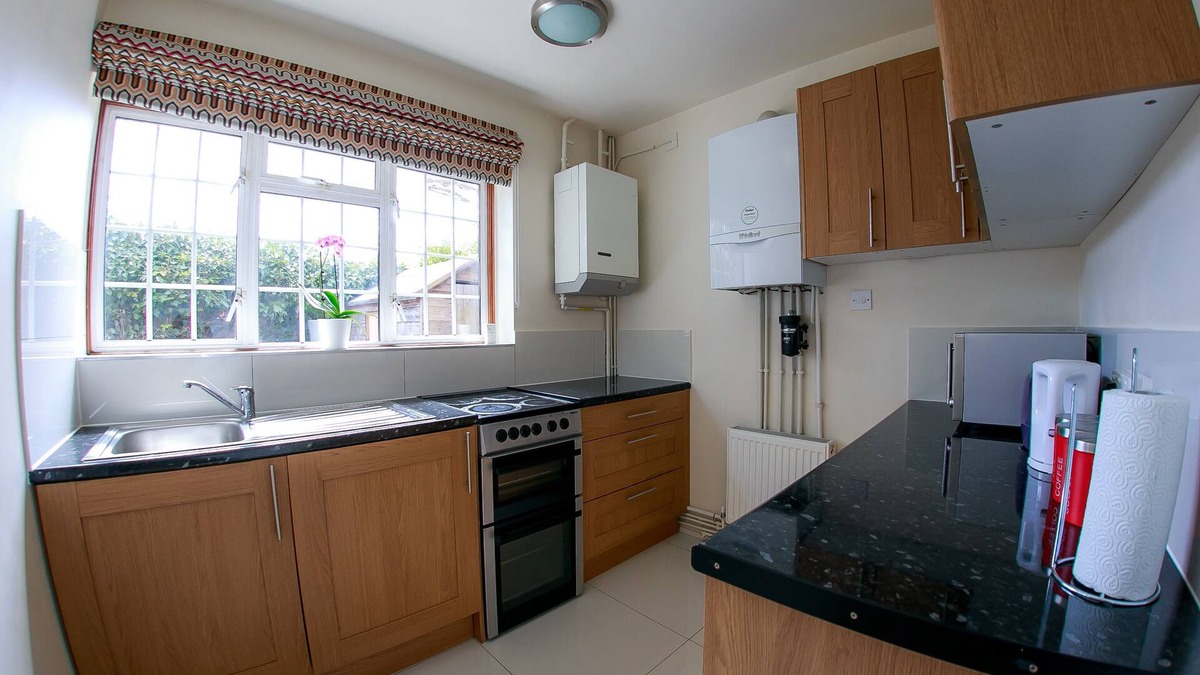 Heathrow Villages Apartment | 1 Bedroom Apartment with Free travel to Heathrow. Paid Parking Available