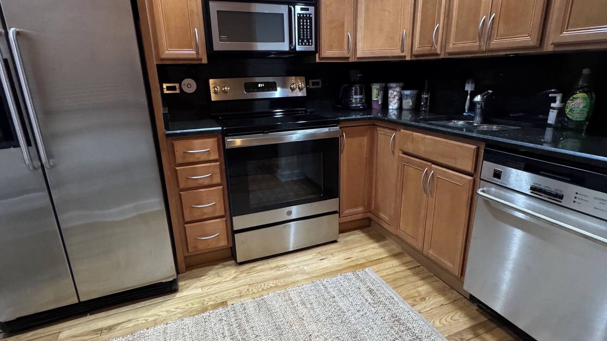 Wicker Park Apartment | 1-bedroom apartment in awesome Chicago with AC, WiFi and 1FREE Garage Parking