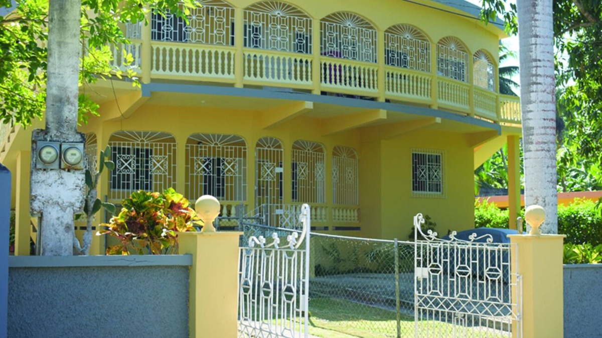 Montego Bay Apartment | 1 BEDROOM APARTMENT WITH AC/WIFI/CABLE CLOSE TO BEACH