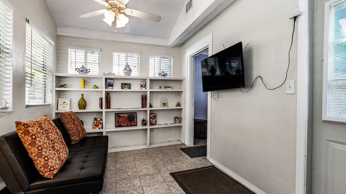 Gainesville Apartment | 1 bedroom Apartment in quaint triplex 12 blocks from UF and downtown