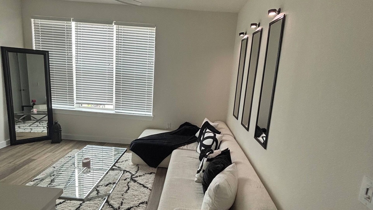 Downtown Houston Apartment | 1-bedroom apartment with fitness room and AC in phenomenal downtown Houston