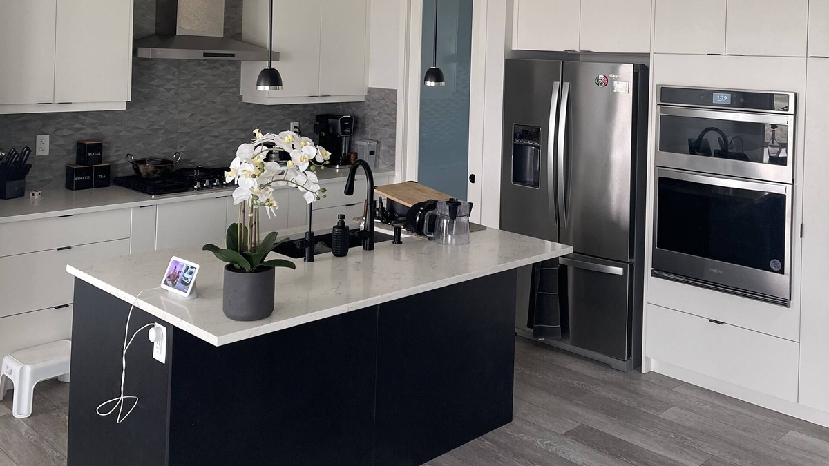 Calgary House | 1 Bedroom/Bathroom Cozy Room in Detached House with 2 min access to Lakes
