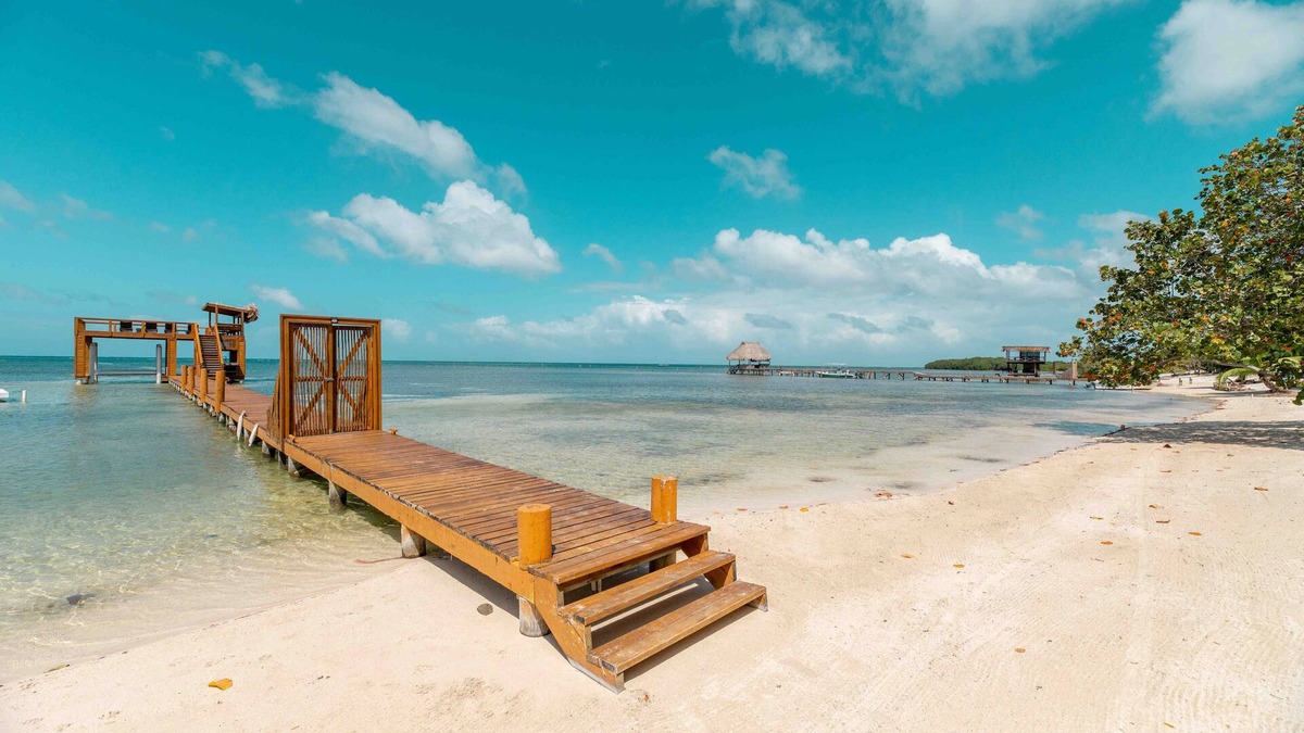 Roatan House | 1 Bedroom Bungalow at Never Winter