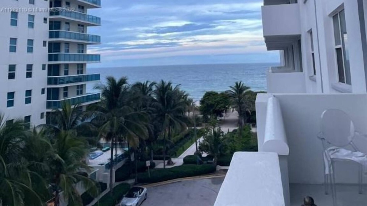 Surfside Condo | 1 Bedroom Condo 440390 by Houzlet