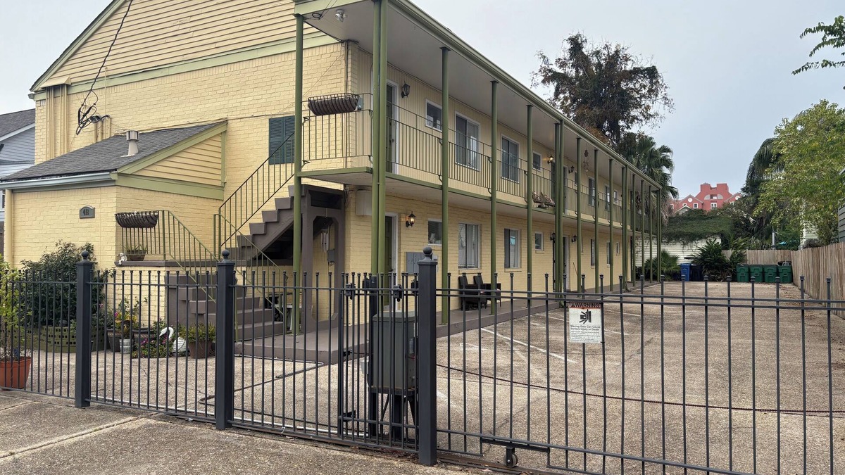 Algiers Point Condo | 1-bedroom condo, small 8-unit building. On-site gated parking free washer/dryer