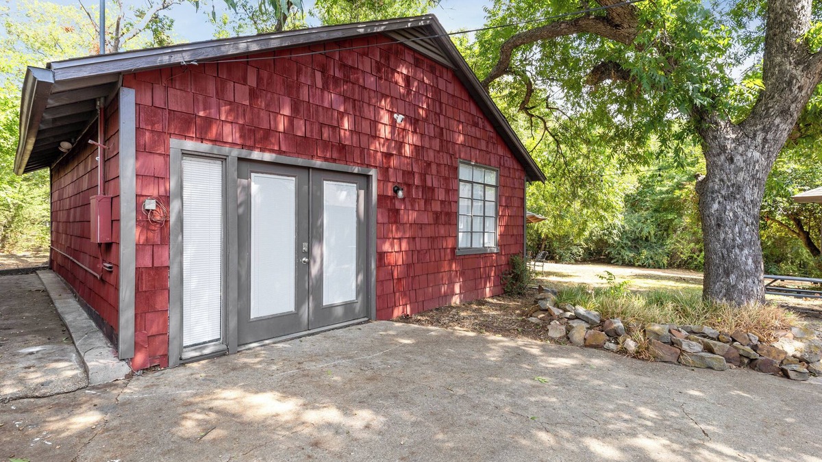 Irving House | 1 Bedroom Guest House 5 miles from Downtown Dallas!