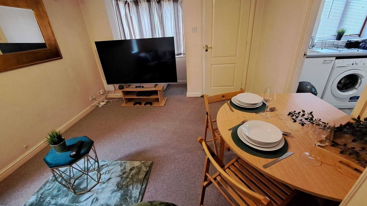 Walton House | 1 Bedroom House Close to M1, Tesco, Pub