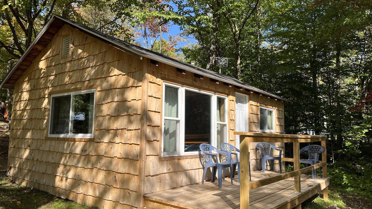 Au Train Cabin | 1 bedroom lake view cabin. Pet friendly.