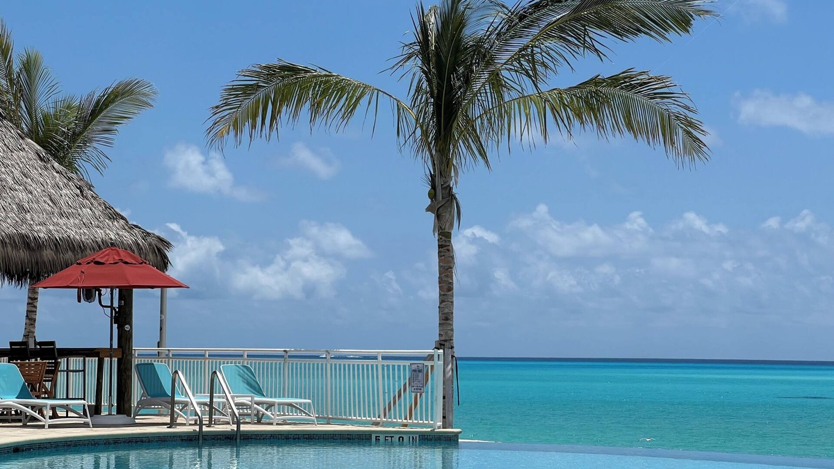South Bimini Condo | 1 bedroom+loft with 2 full bath steps from the beach, Infinity pool and Tiki bar
