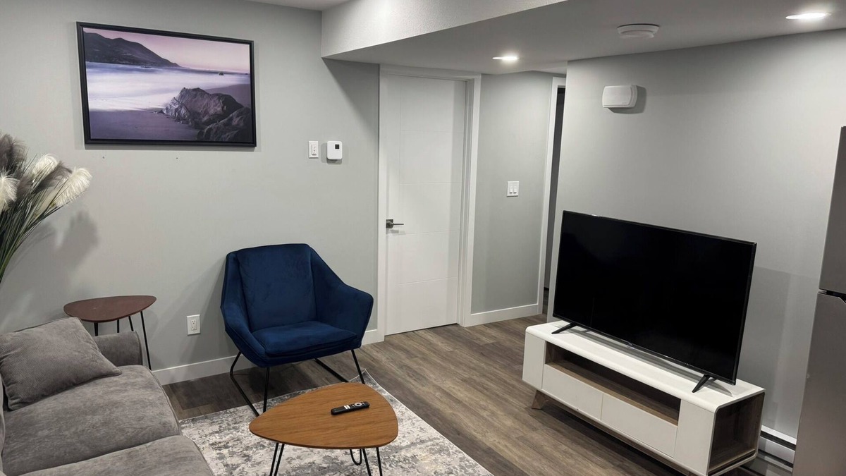 Regina House | 1-Bedroom | On site Parking | near YQR Airport