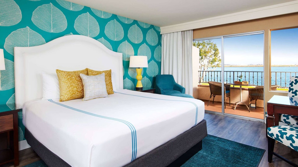 La Playa Hotel | 1-Bedroom Suite at a 4⭐️ Hotel