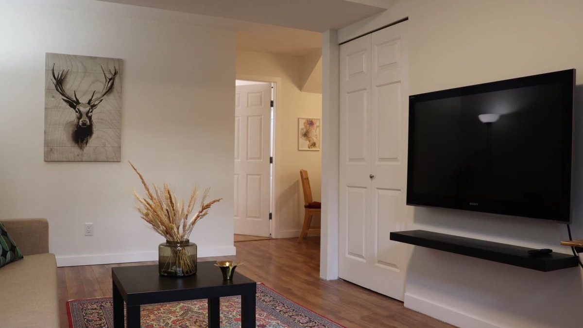 North Vancouver House | 1 bedroom suite in North Vancouver