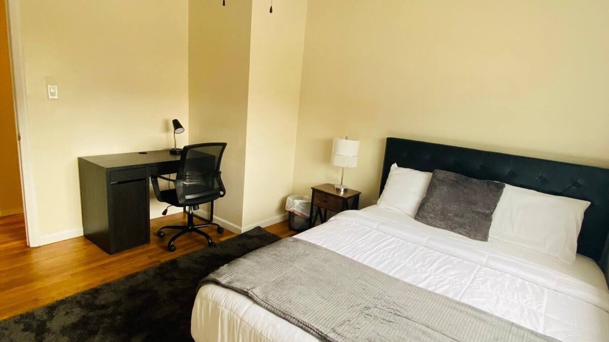 Laurel House | 1 Bedroom Terrace view Quiet Neighborhood shared bathroom living room,kitchen #3