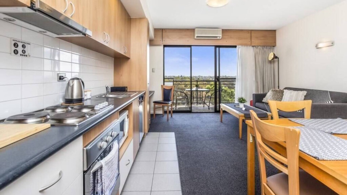 Ascot Apartment | 1 bedroom up high stunning views sleeps 2 parking