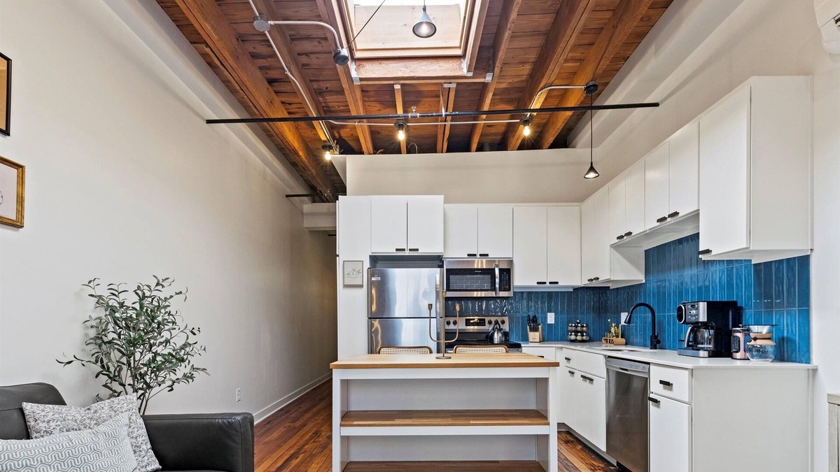 Crossroads Arts District Condo | 1 Bedroom Walkable to T-Mobile, P&L, Streetcar + Pkg