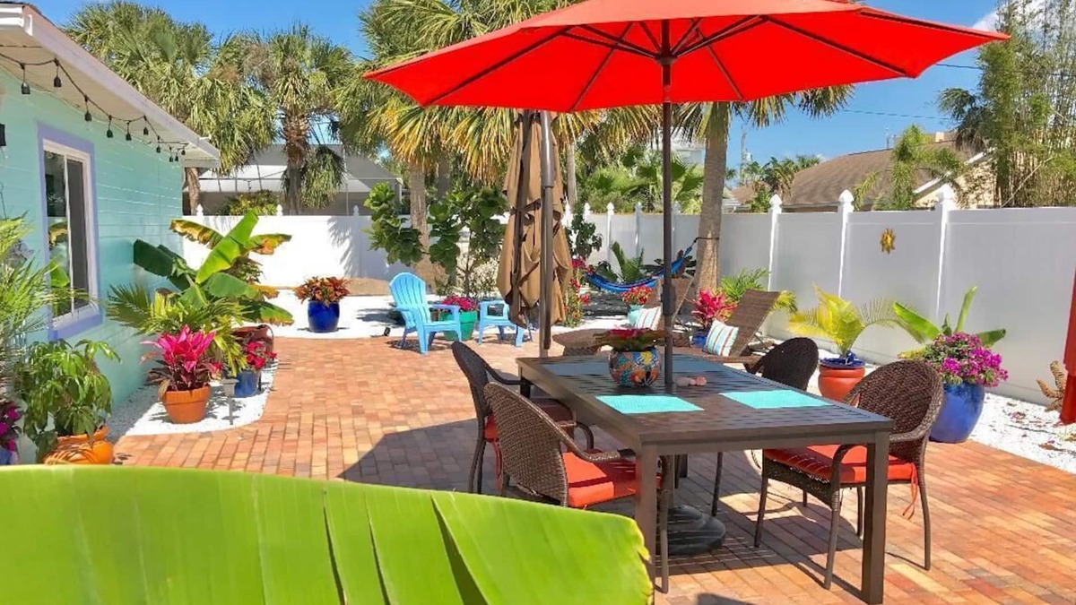 Horton Shores House | 1 Block from beach! 🏖 3 blocks to Downtown. Resort-like Backyard Walk to all