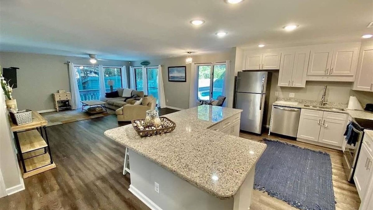 Myrtle Beach Condo | 1 Block from Beach, Updated First Floor 1200sqft Condo 2bd 2ba - Pets Welcome