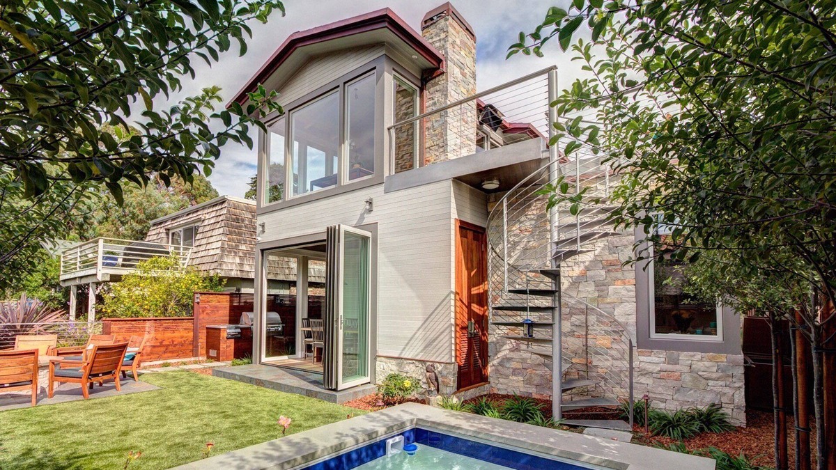 Golden Rectangle House | 1 block from the BEACH and TOWN!