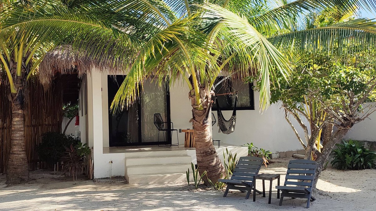 Isla Holbox House | 1 block to the beach, kitchen, smart tv, starlink wi-fi, calm, relaxing