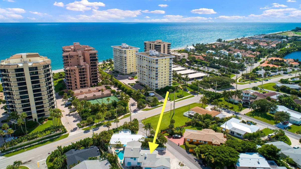 Juno Beach House | 1 Block Walk to Beach ~Private Pool ~ King Bed