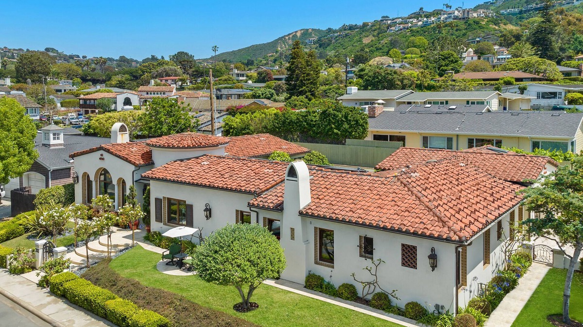 La Jolla Shores House | 1 Block walk to ShoresBeach 4 Bedroom 4bath HotTub Steam&Sauna near restaurants